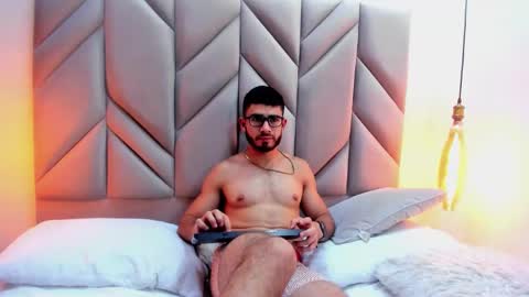 LucaPembroke online show from December 18, 6:31 am