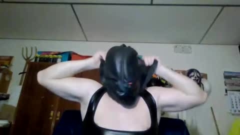 Snapshot of luis2423 chatting on March 10, 7:50 pm A slave to the mistress.. un esclavo para las amas dominantes. online show from March 10, 7:50 pm