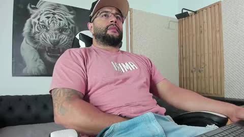 Snapshot of luke__09 chatting on February 22, 11:24 am LUKE online show from February 22, 11:24 am