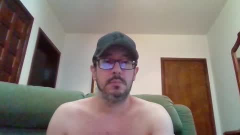 Snapshot of lukz88bigcock chatting on January 3, 8:32 pm Luke online show from January 3, 8:32 pm