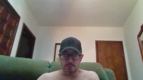 Snapshot of lukz88bigcock chatting on December 21, 10:39 am Luke online show from December 21, 10:39 am