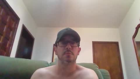 Snapshot of lukz88bigcock chatting on December 20, 3:47 am Luke online show from December 20, 3:47 am
