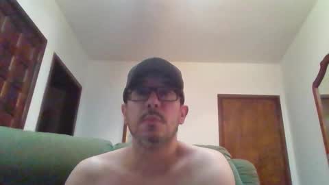 Snapshot of lukz88bigcock chatting on December 21, 12:31 am Luke online show from December 21, 12:31 am