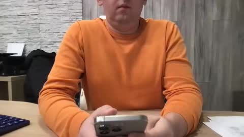 Snapshot of maks199402 chatting on October 13, 9:37 am maksoffice online show from October 13, 9:37 am