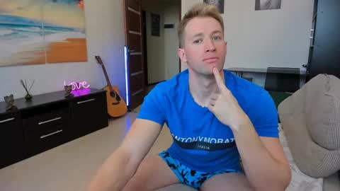 Snapshot of marc105100 chatting on February 10, 12:29 pm alex marvelxx online show from February 10, 12:29 pm