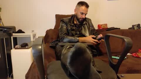 Snapshot of master_roberto333 chatting on October 8, 9:30 pm SIR online show from October 8, 9:30 pm