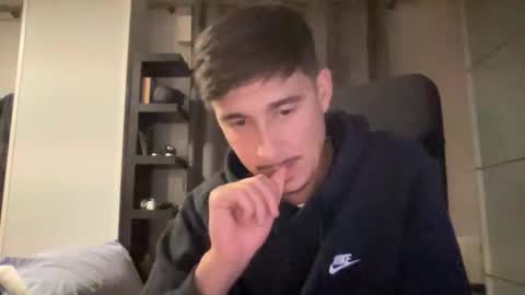 Aaron online show from December 4, 6:26 pm