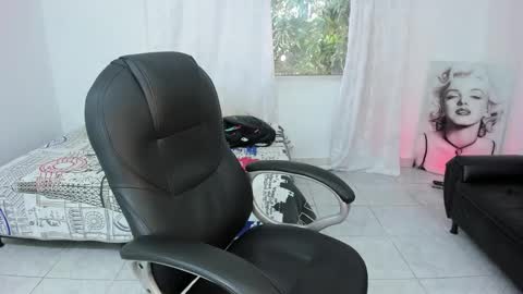 MaxThomson online show from September 29, 7:43 pm