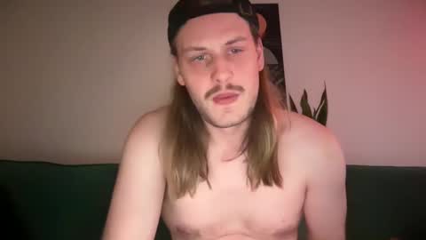 Snapshot of maxwatts95 chatting on February 19, 11:36 pm Max Watts online show from February 19, 11:36 pm