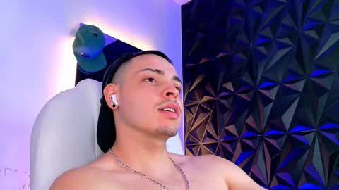 MAX online show from December 2, 9:40 pm