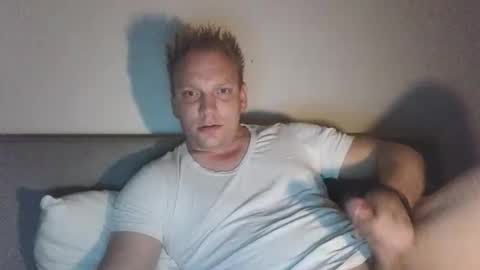 Snapshot of mickkxl chatting on October 19, 10:24 pm mickkxl online show from October 19, 10:24 pm