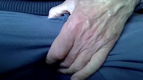 Snapshot of mikeybed chatting on December 3, 12:59 pm mikeybed online show from December 3, 12:59 pm