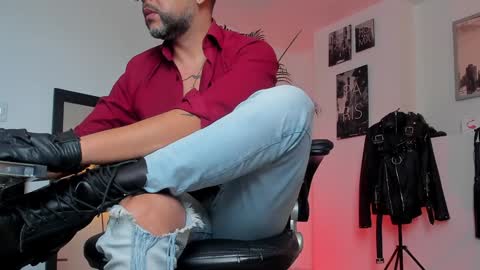 Snapshot of mrfrank_tattoo chatting on December 8, 3:02 pm MrFrank. online show from December 8, 3:02 pm