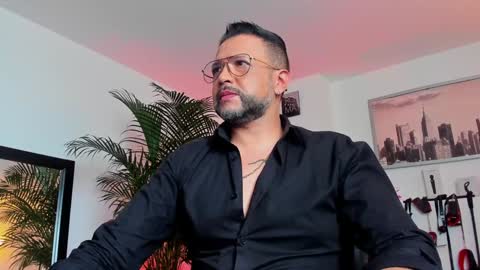 Snapshot of mrfrank_tattoo chatting on December 7, 2:24 pm MrFrank. online show from December 7, 2:24 pm