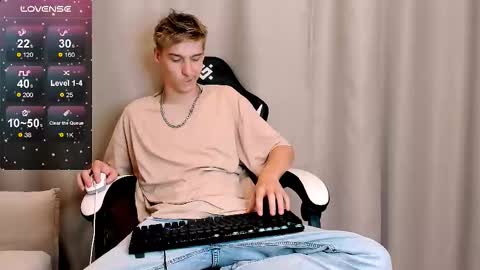 Snapshot of mrsexycum4u chatting on October 7, 10:25 pm Adam online show from October 7, 10:25 pm