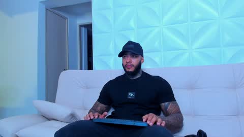 Snapshot of muscle_man19 chatting on February 9, 12:07 am Nick online show from February 9, 12:07 am