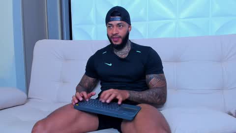 Snapshot of muscle_man19 chatting on February 6, 11:48 pm Nick online show from February 6, 11:48 pm