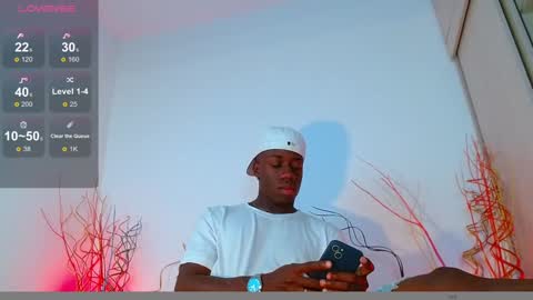 Mylo Wallace  online show from December 4, 4:49 pm