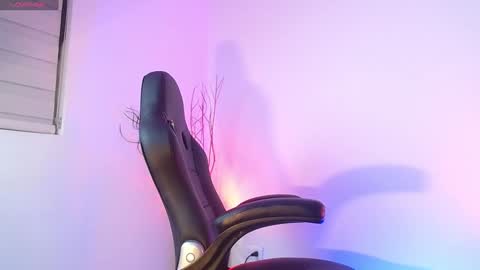 Mylo Wallace  online show from January 18, 2:51 am