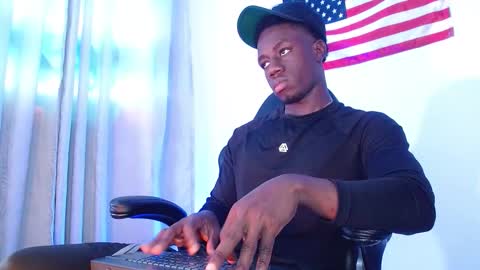 Mylo Wallace  online show from December 4, 8:49 pm