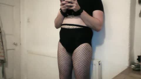 navel_gazing_submissive online show from November 11, 7:08 pm