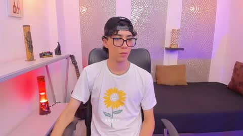 Snapshot of nikolay_gregori chatting on October 15, 4:53 am online show from October 15, 4:53 am