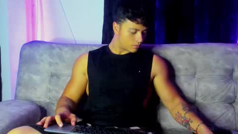 noah_223 online show from December 15, 4:20 am