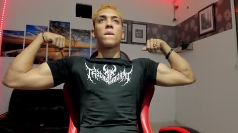 noah_flynn1 online show from February 24, 9:32 am