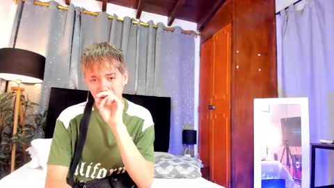 Snapshot of novaybrian chatting on January 17, 4:28 am NovayBrian online show from January 17, 4:28 am