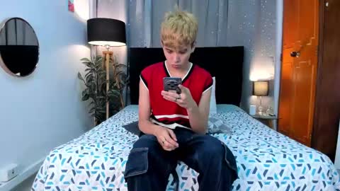 Snapshot of novaybrian chatting on February 18, 5:09 am NovayBrian online show from February 18, 5:09 am