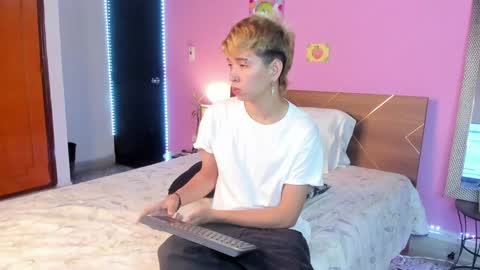 Snapshot of novaybrian chatting on February 6, 4:42 am NovayBrian online show from February 6, 4:42 am