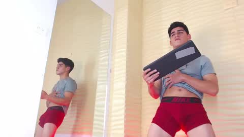 oliver_avella online show from December 19, 5:51 am