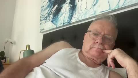 ozhairybearxxxx online show from December 15, 1:46 am