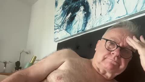 ozhairybearxxxx online show from January 14, 12:43 am