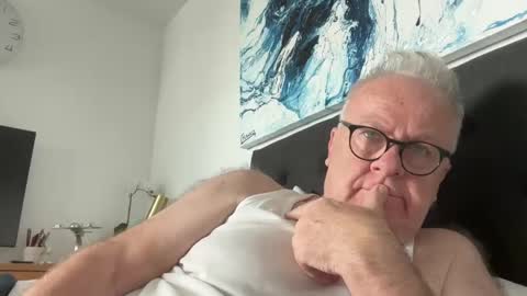 ozhairybearxxxx online show from December 31, 1:04 am