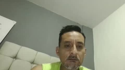 pieslatinos online show from January 14, 2:49 am