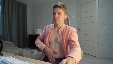 Snapshot of pirremeow chatting on October 25, 7:21 am Pierre online show from October 25, 7:21 am