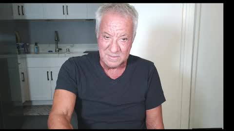 Snapshot of quest_one chatting on October 10, 2:38 am Jim online show from October 10, 2:38 am