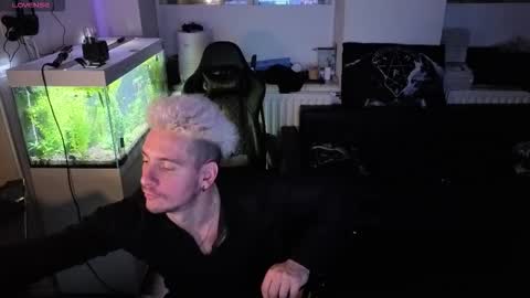 Rayzel online show from March 19, 6:22 pm