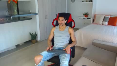 Snapshot of roby_millerr chatting on February 6, 4:25 pm roby_millerr online show from February 6, 4:25 pm