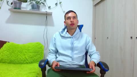 rolos_hot32 online show from January 12, 1:48 pm