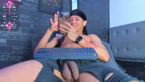 Snapshot of romancartier_ chatting on October 9, 7:02 am Roman Cartier online show from October 9, 7:02 am