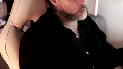 Sanders online show from December 31, 1:04 am