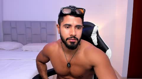 santiago_huntt online show from April 8, 10:07 pm
