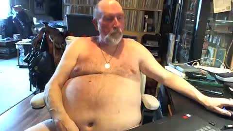 Grizz Lee Bear online show from April 2, 5:38 am