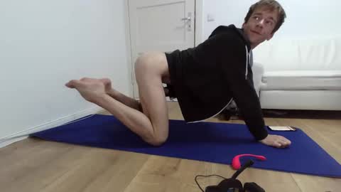 urPersonalToyboy420 online show from October 12, 8:25 pm