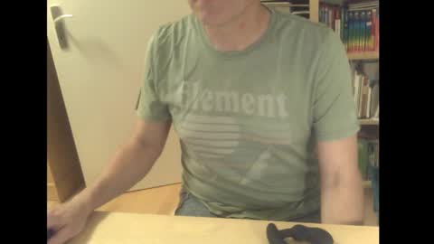 Snapshot of sneaxfreund chatting on March 2, 10:23 pm sneaxfreund online show from March 2, 10:23 pm