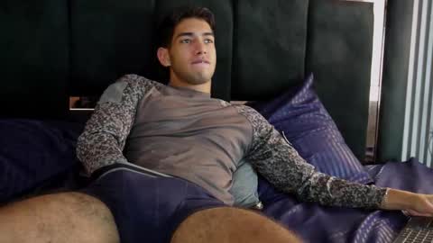 taylorsmiths_ online show from December 16, 4:52 am