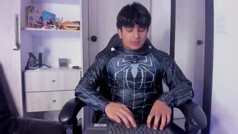 Snapshot of the_weed_guys chatting on October 30, 1:19 am Danny online show from October 30, 1:19 am