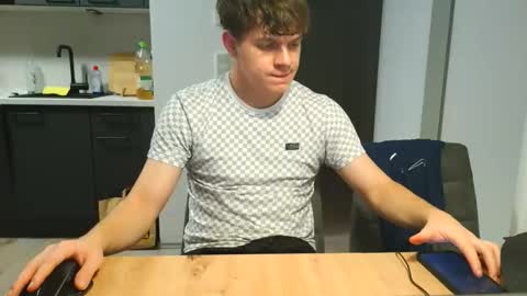 thecuteguy144949 online show from December 5, 8:38 pm